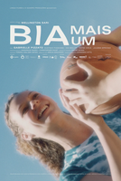 Rodado no Paraná com assinatura da produtora O Quadro, o longa-metragem “Bia Mais Um” estreia em 20 estados brasileiros nesta quinta-feira, 9 de outubro. Em seu primeiro longa-metragem, Wellington Sari, egresso do PPG-CINEAV, conta a história de Bia, que, aos 17 de idade, carrega um segredo que mudou sua vida para sempre: uma gravidez não desejada. Ela também se vê às voltas com um novo interesse romântico após dois anos no exterior, ficando dividida entre o doce turbilhão de uma paixão e uma dura realidade que a leva de encontro a um precoce despertar.